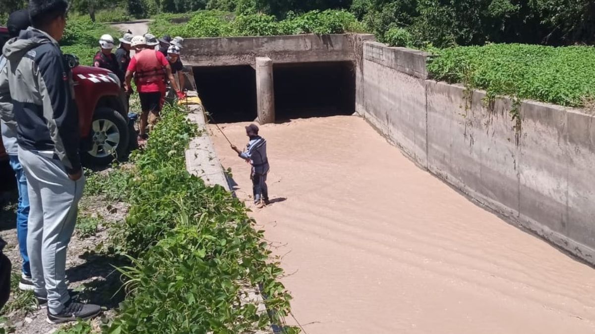 Sigue la búsqueda del joven que cayó a un canal y la principal hipótesis es que fue un accidente