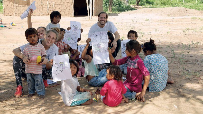 Joven solidario quiere la adopción de siete hermanitos santiagueños