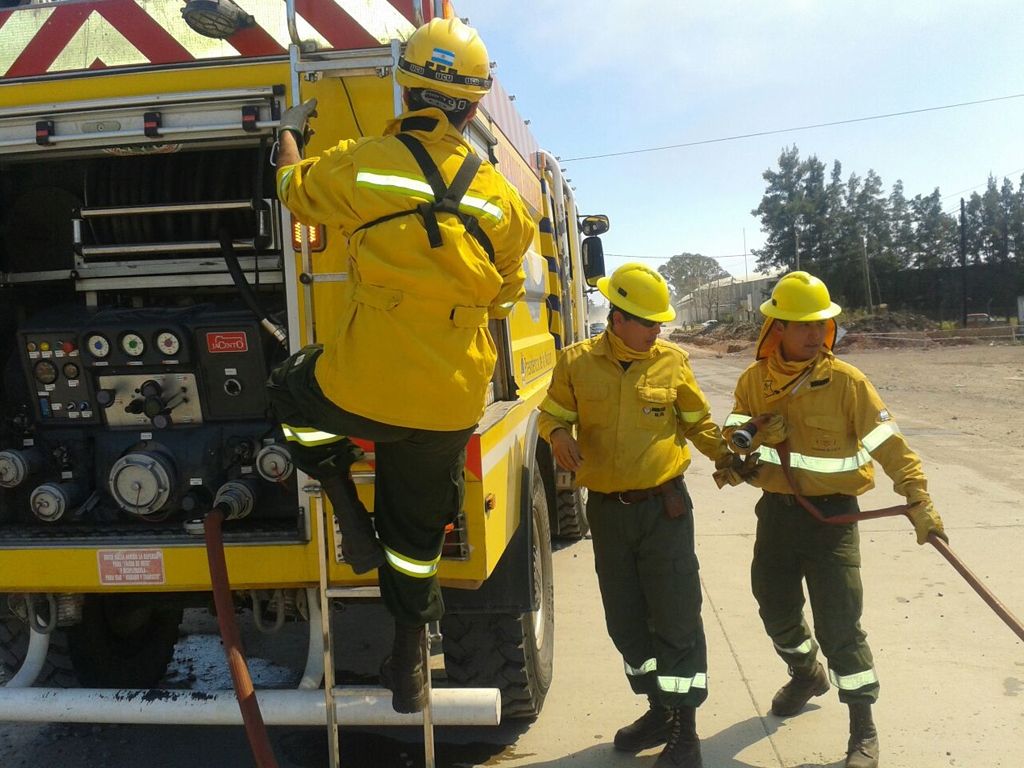 Bomberos contra el incendio
