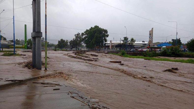 Las lluvias que comenzaron durante la madrugada mantienen en estado de alerta a buena parte de la provincia.