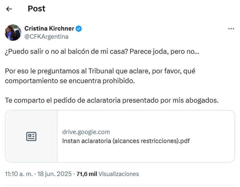 La expresidenta le pidió a la Justicia que le aclaren si puede salir al balcón del departamento de Constitución donde cumple la prisión domiciliaria (Foto X)