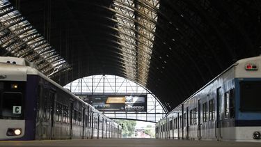 Dos formaciones del ferrocarril Mitre, en la estación de Retiro en Buenos Aires.