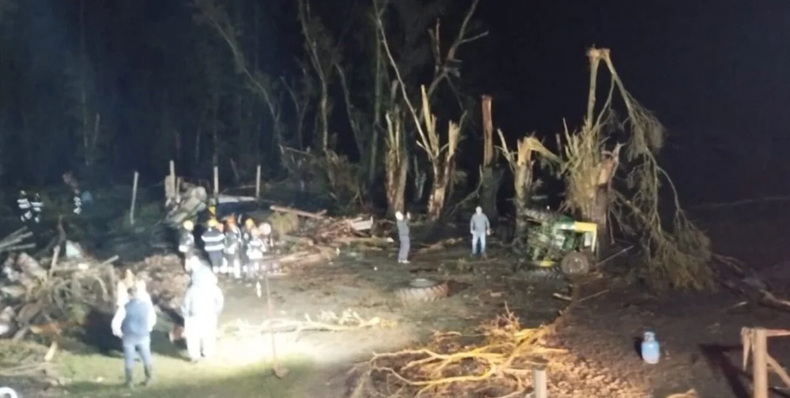“Es una zona de destrucción total”: así fue el devastador tornado que dejó cuatro heridos y destruyó una casa en Las Flores