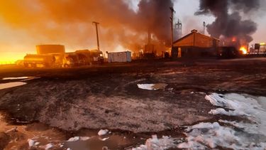 El fuego se inició en uno de los tanques de almacenamiento de petróleo crudo de la refinería New American Oil.