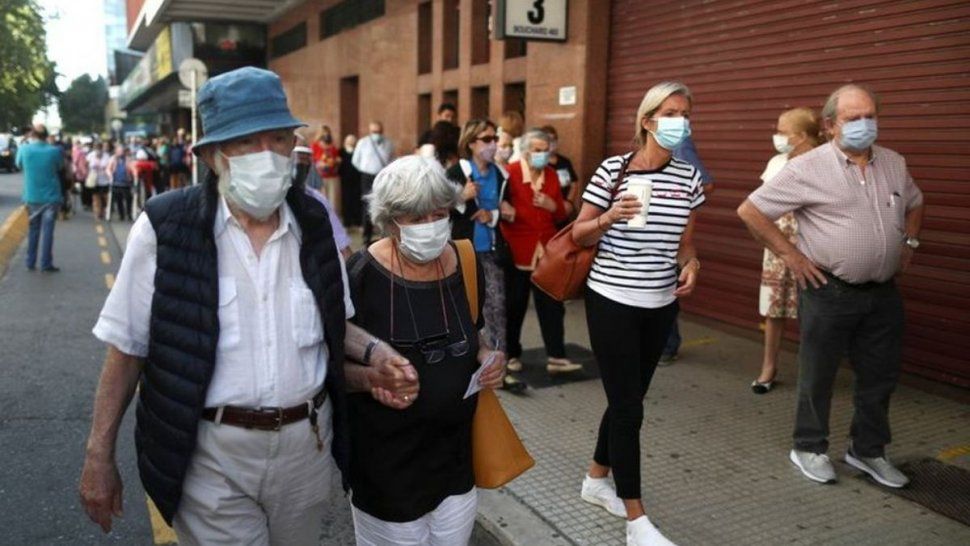 Fila para recibir la vacuna contra el coronavirus en Buenos Aires. Argentina. /Foto: REUTERS - Agustin Marcarian