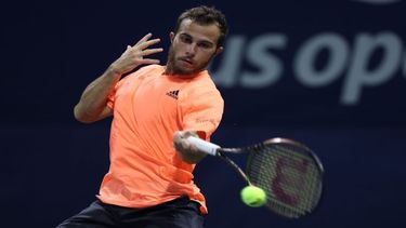 El tenista francés se retiró cuando el argentino logró triple match point en el tercer set.