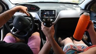 Mendoza: elevada multa por tomar mates en el auto