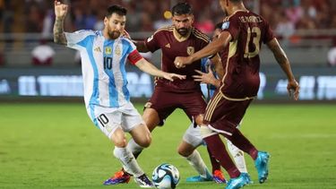 La SelecciónArgentina juega con Venezuela (Archivo)