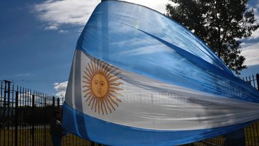 Repusieron las banderas en el parque del acceso sur