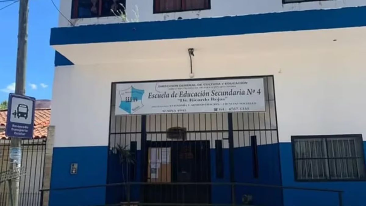 El hecho de violencia ocurrió en la puerta de una escuela.