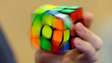 ¿Cómo nació el Cubo Mágico, el gran invento que es furor en Argentina?