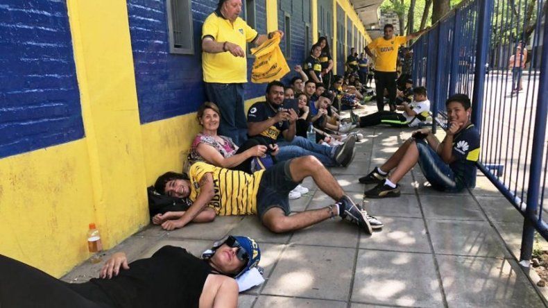 Los hinchas comienzan a llegar a La Bombonera para el banderazo