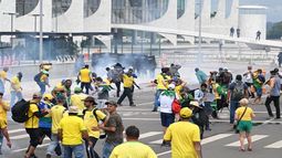 Miles de seguidores de Bolsonaro tomaros sedes del gobierno en Brasilia.