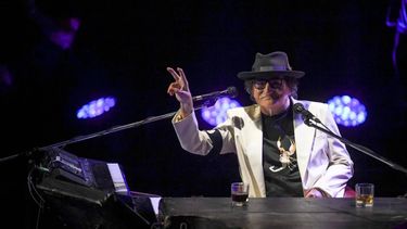 Charly García continúa recuperándose en su casa tras recibir el alta médica.