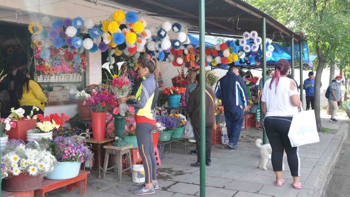 Entregan permisos a comerciantes para vender flores en el Día de los Fieles Difuntos