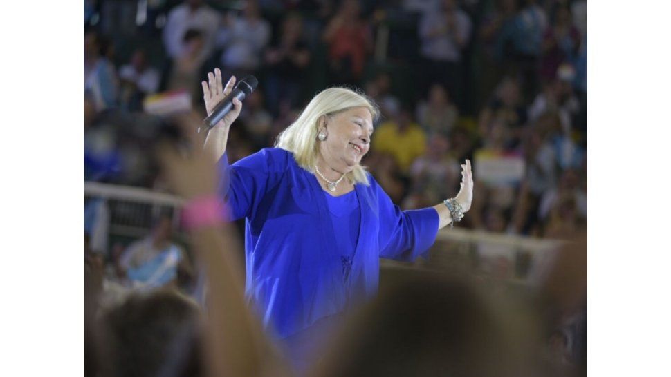 Carrió rechazó el champagne de Julio De Vido y festejó el desafuero
