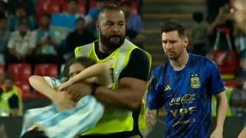 Todo Jujuy | Dos mujeres se metieron a abrazar a Messi y la seguridad las frenó