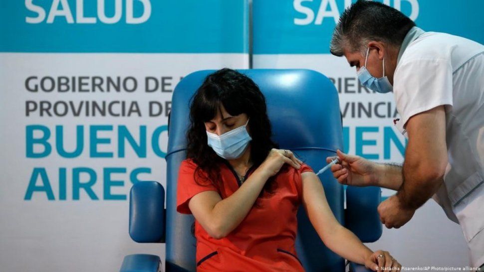 Estudio afirma que varias personas dejaron de tener secuelas de Covid post vacunación.&nbsp;