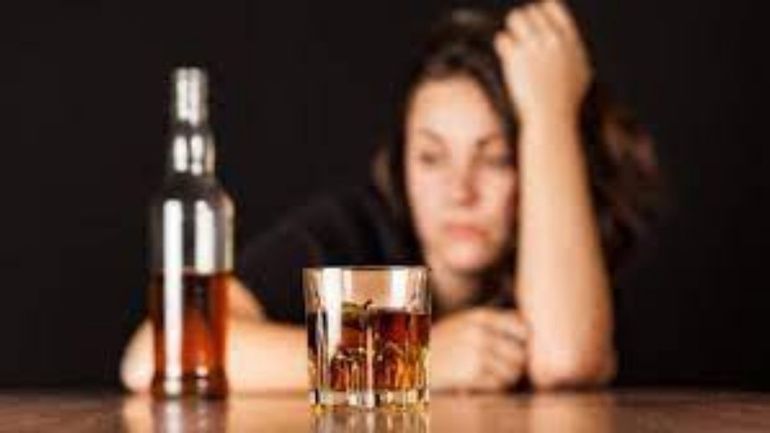 Los síntomas de abstinencia, como náuseas, sudoración y temblores cuando no se bebe son indicadores claros de alcoholismo. /Imagen ilustrativa.
