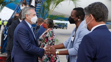 El presidente argentino junto a la primer minsitra de Barbados.&nbsp;
