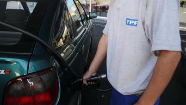 Analizan bajar el precio de la nafta y el gasoil en octubre