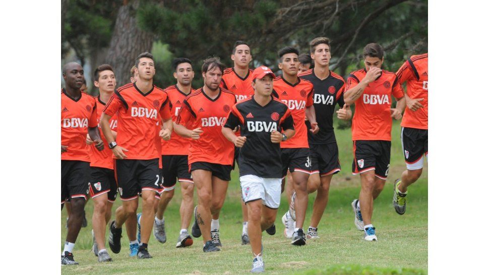 River calienta los motores