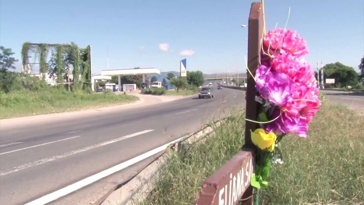 Derrapó una moto y murió una joven de 21 años: no tenían casco