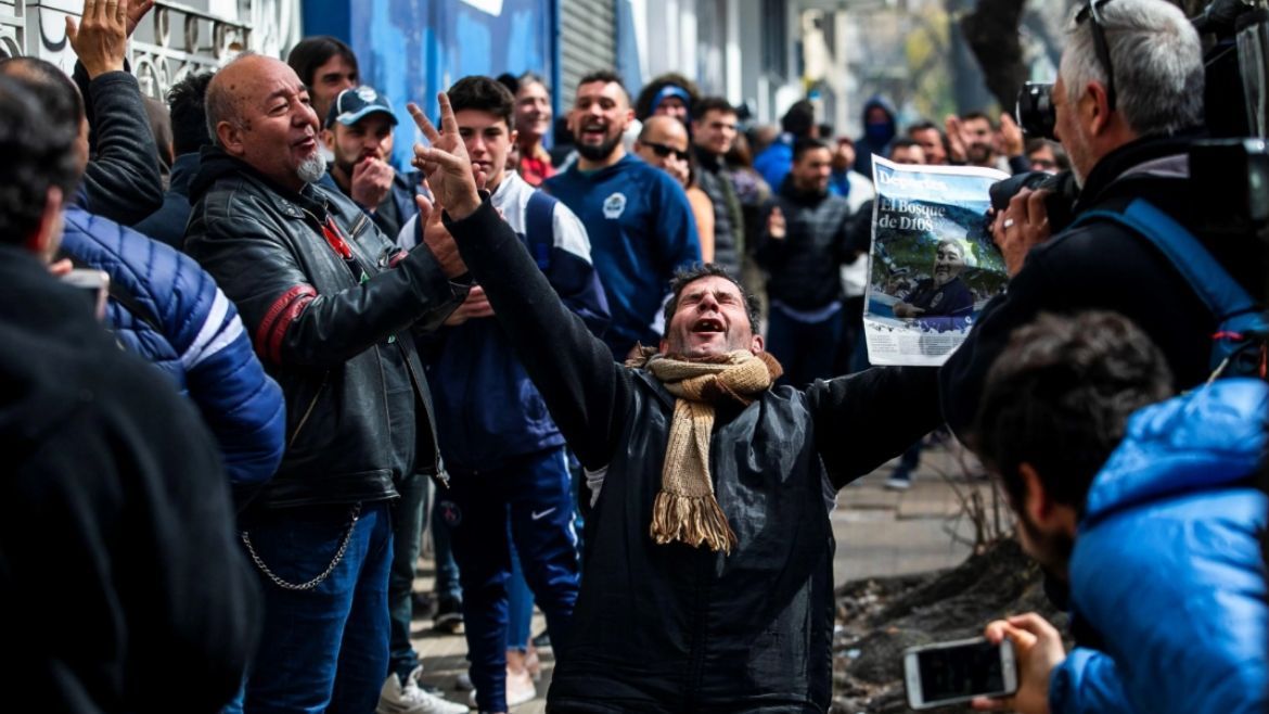 Todo Jujuy | Los hinchas del Lobo, emocionados por la llegada de Maradona (Foto_ EFE_Alday)..jpg