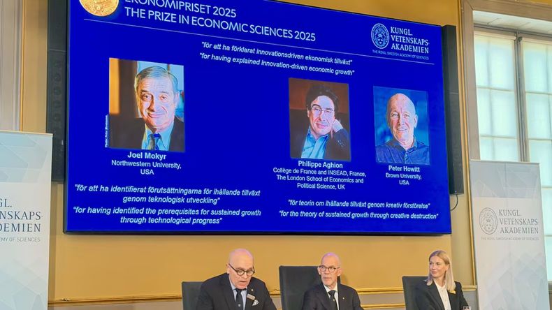 El premio Nobel de Economía 2025 fue otorgado a Joel Mokyr, Philippe Aghion y Peter Howitt. &nbsp;