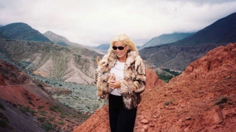 Susana Gimenez en Purmamarca junto a su perro Jazm&iacute;n.