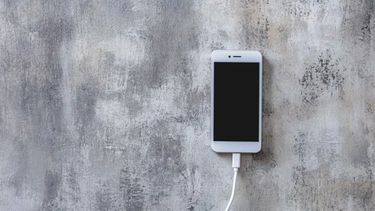 El ENRE informó que un cargador de celular genérico puede consumir entre 0.1 y 0.5 watts por hora cuando está enchufado.