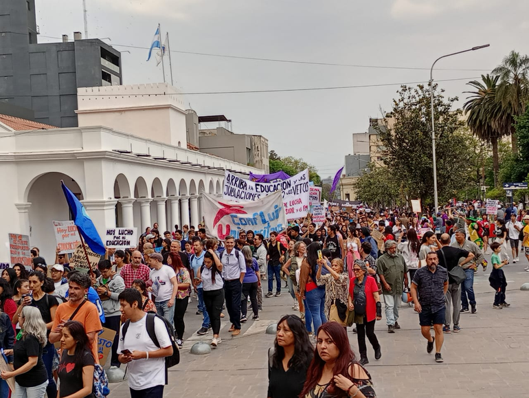 Marcha universitaria en Jujuy.
