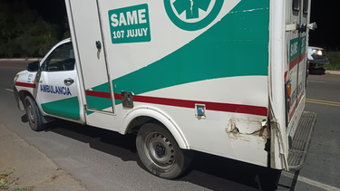 Un tren de carga chocó a una ambulancia del SAME en Puesto Viejo (imagen ilustrativa realizada con IA)