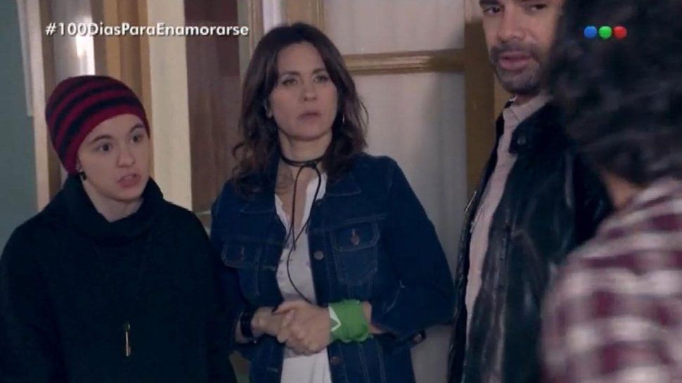 Nancy Dupláa apareció con un pañuelo verde en la novela y estalló la polémica
