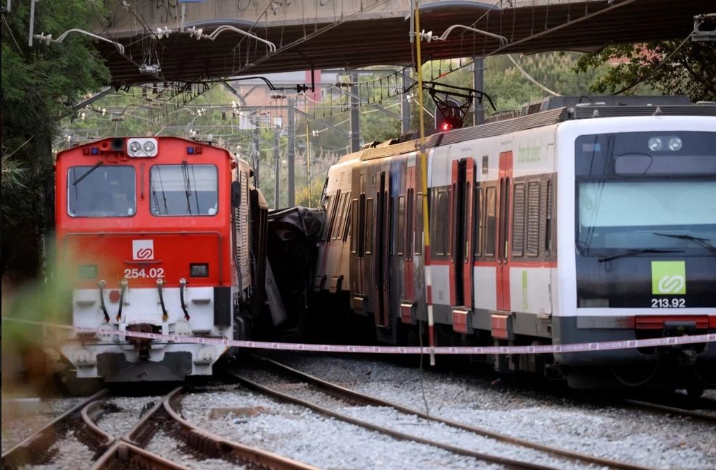 Choque de trenes. Así quedaron los ferrocarriles que colisionaron en Cataluña.