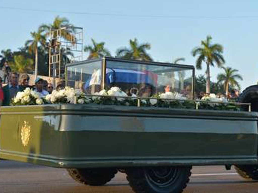 Llevan el cuerpo de Fidel Castro