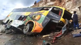 tragedia en bolivia: alrededor de 14 muertos en un choque de un colectivo