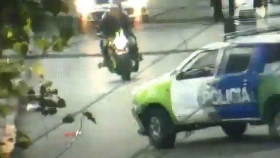 Robaron una moto y fueron embestidos por un móvil policial, murió una persona