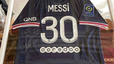 Tesoro vaticano: la camiseta de Messi con la firma del 30.