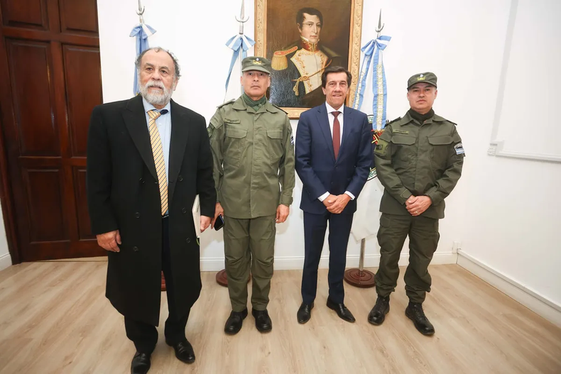 Carlos Sadir, recibió el saludo protocolar del comandante mayor Marcelo Adrián De La Cruz.