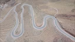A solo unos kilómetros de San Salvador de Jujuy, en el norte de Argentina, se extiende una impresionante ruta montañosa.