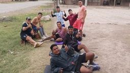 Rodrigo Velázquez junto a la gente que se sumó a los entrenamientos en San Pedro.