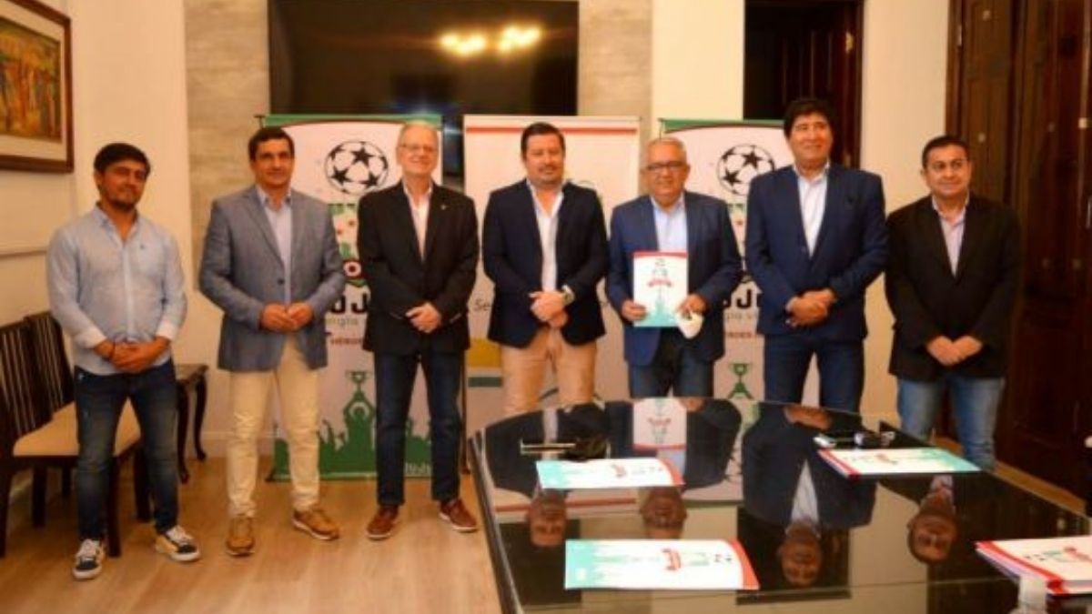 El secretario de Gobierno, Diego Rotella; el subsecretario de deportes de Salta, Federico Abud; el presidente de la Federación Jujeña de Fútbol, Julio Bravo, y los coordinadores de las Copa Salta (Federico Apaza) y Copa Jujuy (Pedro Ruiz).