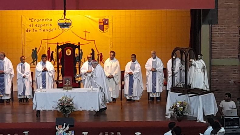 Misa Crismal en Semana Santa. Misa Crismal en Semana Santa.