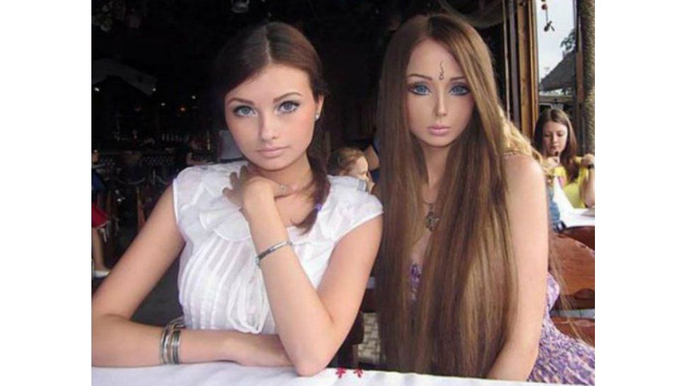 Valeria Lukyanova y sus hermanos