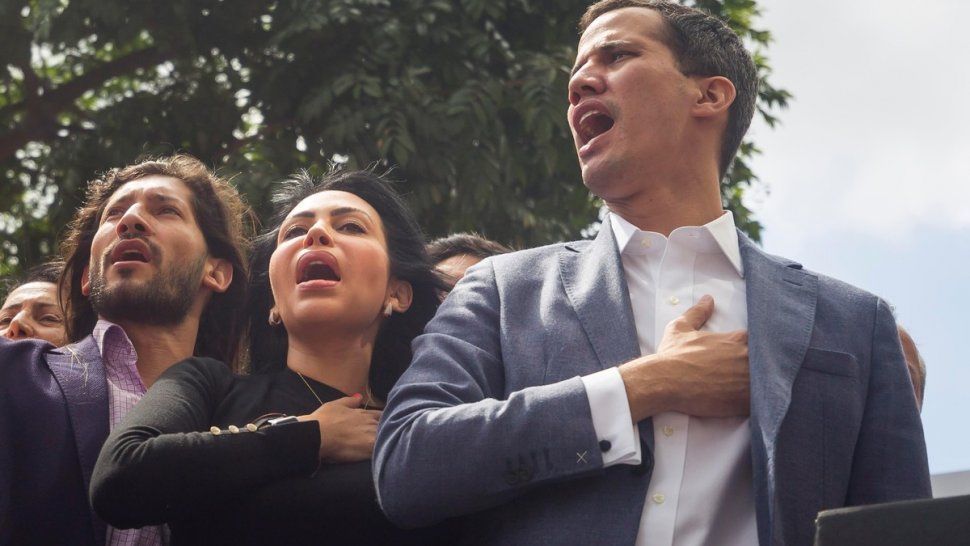 el lider del parlamento de venezuela pidio derrocar a maduro y se declara presidente 