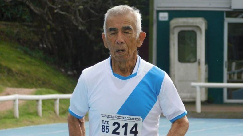 Voy a seguir corriendo: Máximo Velázquez, tiene 94 años y una vida marcada por el deporte