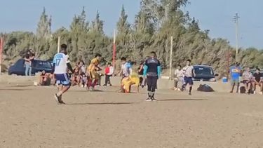 Brutal patada a la cabeza en una liga barrial de fútbol.