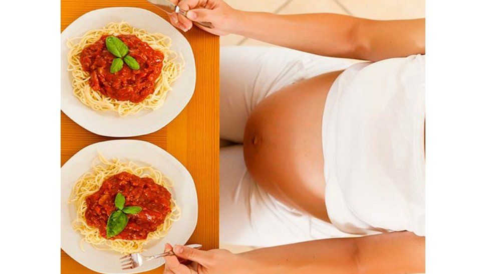 Las embarazadas no deben comer para dos