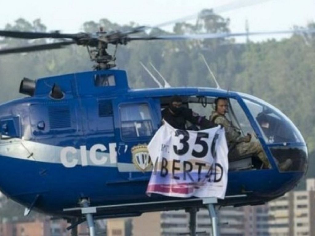 Helicóptero sobrevolando la Corte